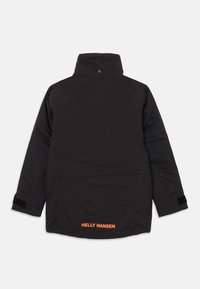 Črna vodoodporna jakna z visokim ovratnikom, dolgimi rokavi in oranžnim logotipom "HELLY HANSEN" na robu. Ima Velcro zapiralo na manšetah.