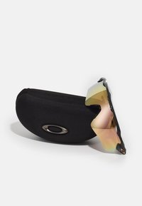 Étui à lunettes noir texturé avec un verre réfléchissant multicolore attaché. Design élégant avec des détails en métal.