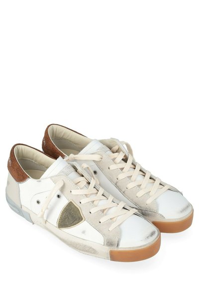 Sneakers basse in un mix di pelle bianca e suede beige, con un accentuazione in pelle marrone sul tallone e suola in gomma. Design con lacci.