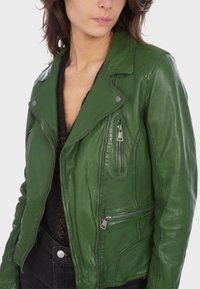 Groene leren motorjack met een asymmetrische ritssluiting, drukknoopkraag en ritszakken. Kenmerkt zich door een soepele textuur en een getailleerde pasvorm.