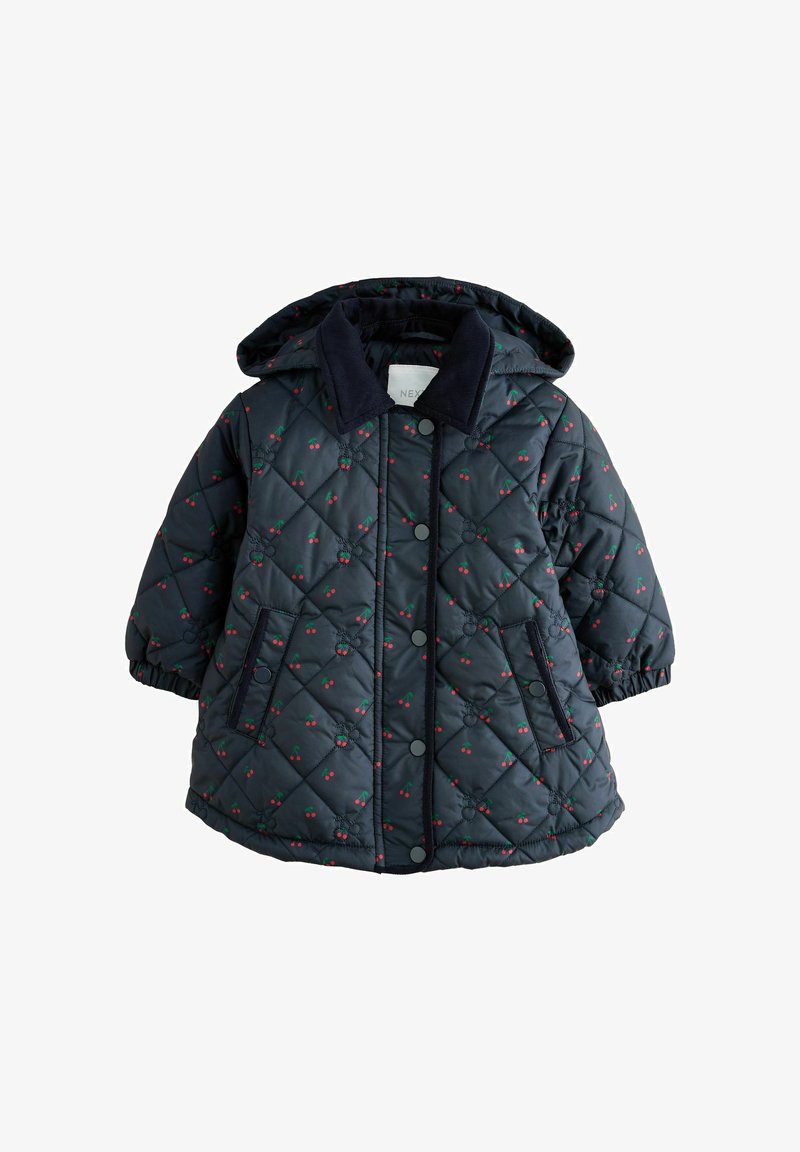 Chaqueta acolchada azul marino con capucha, decorada con un patrón de cerezas en rojo y verde, botones a presión y puños elásticos para un ajuste ceñido.