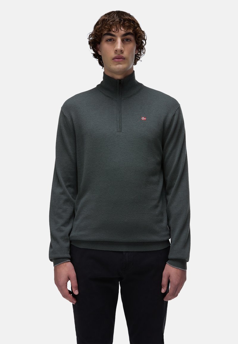 Ciemnozielony półgolf z suwakiem wykonany z miękkiego materiału, z długimi rękawami i małym czerwonym logo na lewej piersi. Slim fit.