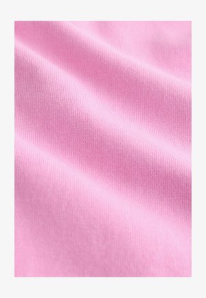 Vaaleanpunainen puuvillakangas, jossa on sileä pinta ja hienovarainen poikittaisraitojen kuvio, esittäen pehmeitä laskoksia ja liehuvuoroja.