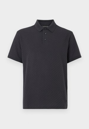 Čierne polo tričko z textúrovanej látky, s golierom, zapínaním na tri gombíky a jemným vzorom chevron. Krátke rukávy.