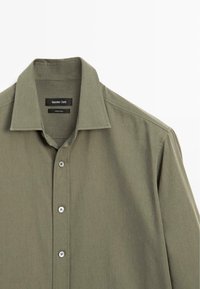 Camicia verde oliva con bottoni realizzata in tessuto leggero, con colletto classico, cinque bottoni e superficie liscia e textured.