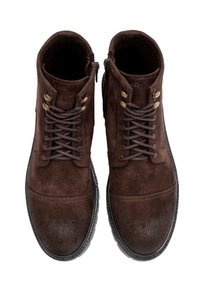 Brązowe zamszowe botki za kostkę z okrągłym noskiem, posiadające sznurowanie i złote oczka, teksturowaną powierzchnię oraz czarną gumową podeszwę.