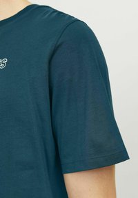 Jack & Jones JJECORP LOGO TEE PLAY O NECK - Camiseta estampada - deep teal