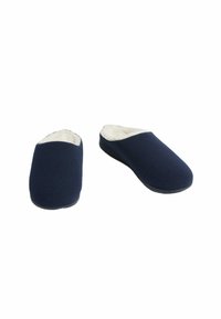 Marineblauwe stoffen pantoffels met een zachte crèmekleurige voering, een ronde neus en een vlakke zwarte zool, ontworpen voor binnenshuis gebruik.