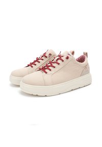 Beżowe płócienne sneakersy z czerwonymi sznurowadłami i wnętrzem. Posiadają grubą białą podeszwę oraz pętelkę na pięcie dla łatwego wkładania.