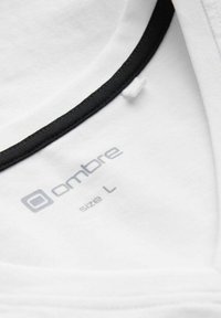 T-shirt bianca con collo rotondo nero. Etichetta "ombre" in grigio. Taglia indicata come "L". Il tessuto sembra liscio e morbido.