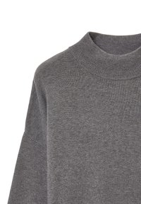 Maglione grigio a maglia con colletto alto e a coste e vestibilità morbida. La texture appare liscia e morbida, con un motivo sottile e uniforme.