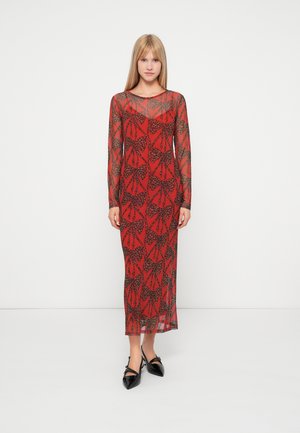 Langes rotes Kleid mit schwarzem Blattmuster, transparenter Stoff, runder Ausschnitt und langen Ärmeln, kombiniert mit schwarzen spitzen Schuhen.