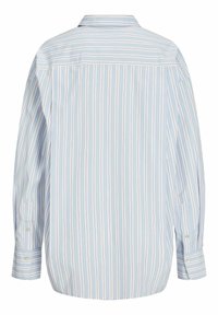 Pruhovaná košile na knoflíky se světlomodrým základem, s úzkými barevnými vertikálními pruhy, dlouhými rukávy a špičatým límcem.