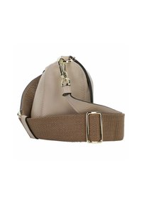 Borsa in pelle di un beige chiaro con una forma arrotondata, dotata di una cerniera scura, accessori dorati e una larga tracolla in tessuto marrone.