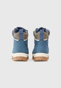 Botas de senderismo azules con un upper de ante, acentos de malla y una suela de goma. Cuenta con un collar y una pestaña en el talón acolchados para mayor comodidad a la hora de ponérselas.