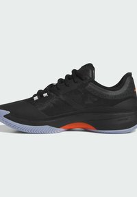 Scarpa sportiva nera con tomaia in rete, suola in gomma e un accento arancione. Presenta una punta arrotondata e un motivo di presa testurizzato sulla suola.