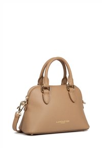 Borsa a tracolla in pelle texture tan con doppi manici, dettagli in metallo dorato e una tracolla removibile. Presenta il logo del marchio sul davanti.
