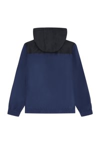 Granatowa kurtka z czarnym kapturem i ramionami, wykonana z gładkiego, lekkiego materiału; elastyczne mankiety i dół zapewniające dopasowanie.