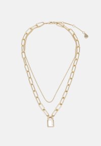 Collier en métal doré comprenant deux chaînes : une chaîne à gros maillons et une chaîne délicate à perles, avec un petit pendentif en forme de cadenas en détail.