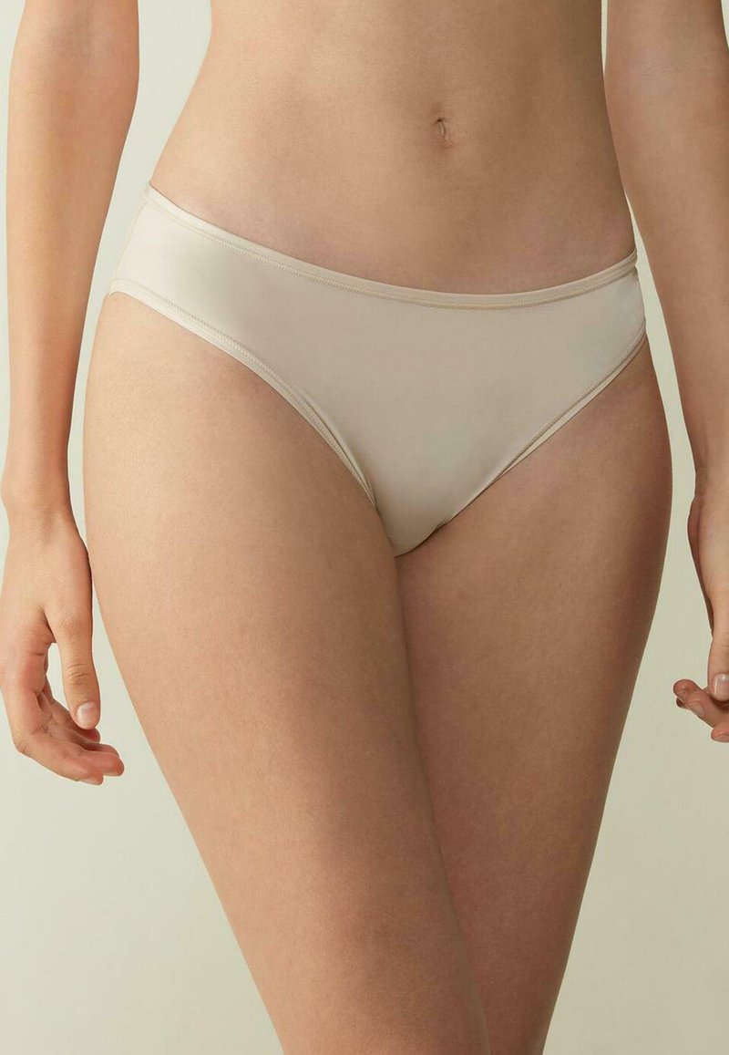 Intimissimi celebra la seta con una nuova collezione elegante e
