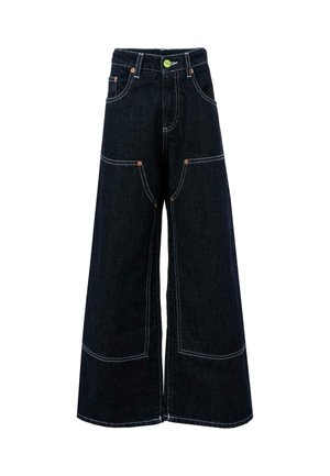 Pantalons en denim bleu foncé à large jambe avec des coutures blanches contrastantes, deux grandes poches avant et un détail de bouton vert à la taille.