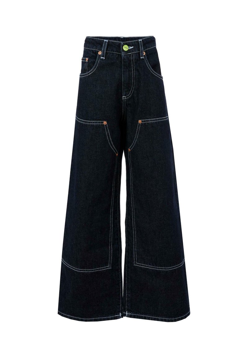 Pantaloni in denim ampi di colore blu scuro con cuciture bianche a contrasto, due grandi tasche frontali e un dettaglio del bottone verde in vita.