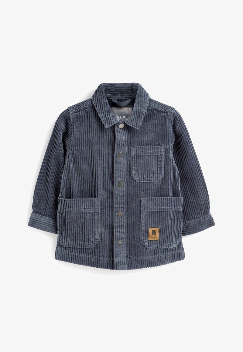 Veste en velours côtelé gris foncé avec des manches longues, des boutons-pression, trois poches avant et un petit patch marron sur la poche inférieure droite.