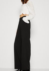 Vero Moda Stoffhose - black