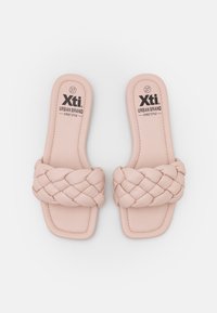 Ljust rosa halksandaler med flätad rem. Slät syntetiskt material, platt sula och rundade kanter; storlek 37 angiven inuti.