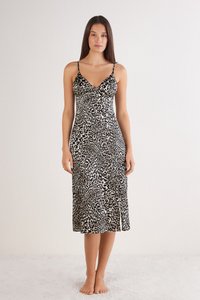 Robe midi à imprimé léopard avec bretelles ajustables, décolleté en V et fente sur le côté. Fabriquée en tissu doux, elle présente une silhouette ajustée.