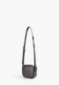 Bolso cruzado de cuero gris oscuro con forma cuadrada, cierre de cremallera y correa con estampado que presenta un logo. Textura suave con mínimas decoraciones.