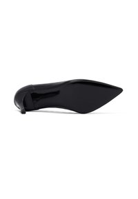 Chaussure à talon haut noire avec un design pointu. Présente une finition laquée brillante et un talon aiguille fin. Fabriquée en cuir lisse.
