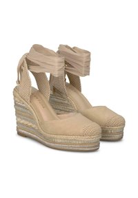 Wedge espadrilles beige con design in paglia intrecciata, caratterizzate da una tomaia in tessuto testurizzato, fasce alla caviglia e una piattaforma in juta intrecciata.