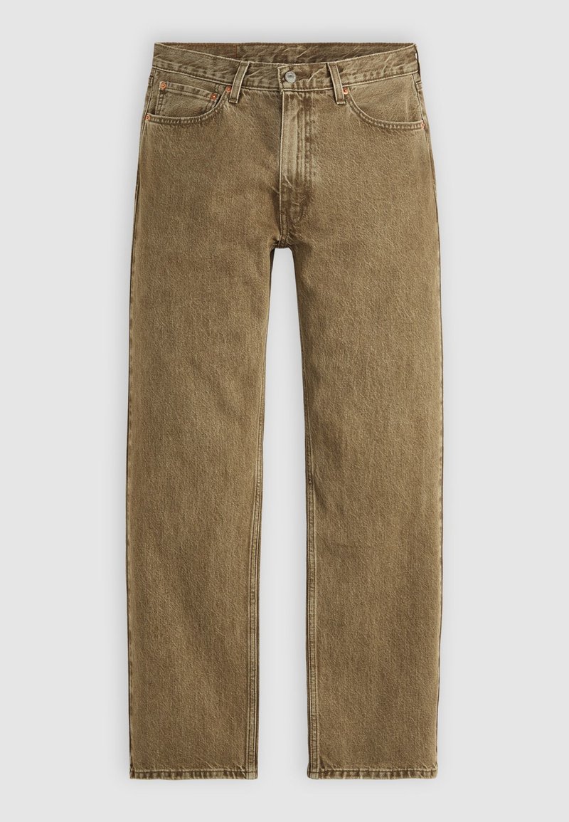 Jasnobrązowe dżinsy denimowe o prostym kroju, z pięcioma kieszeniami i mosiężnymi akcentami. Teksturowana tkanina z widocznymi detalami przeszycia.