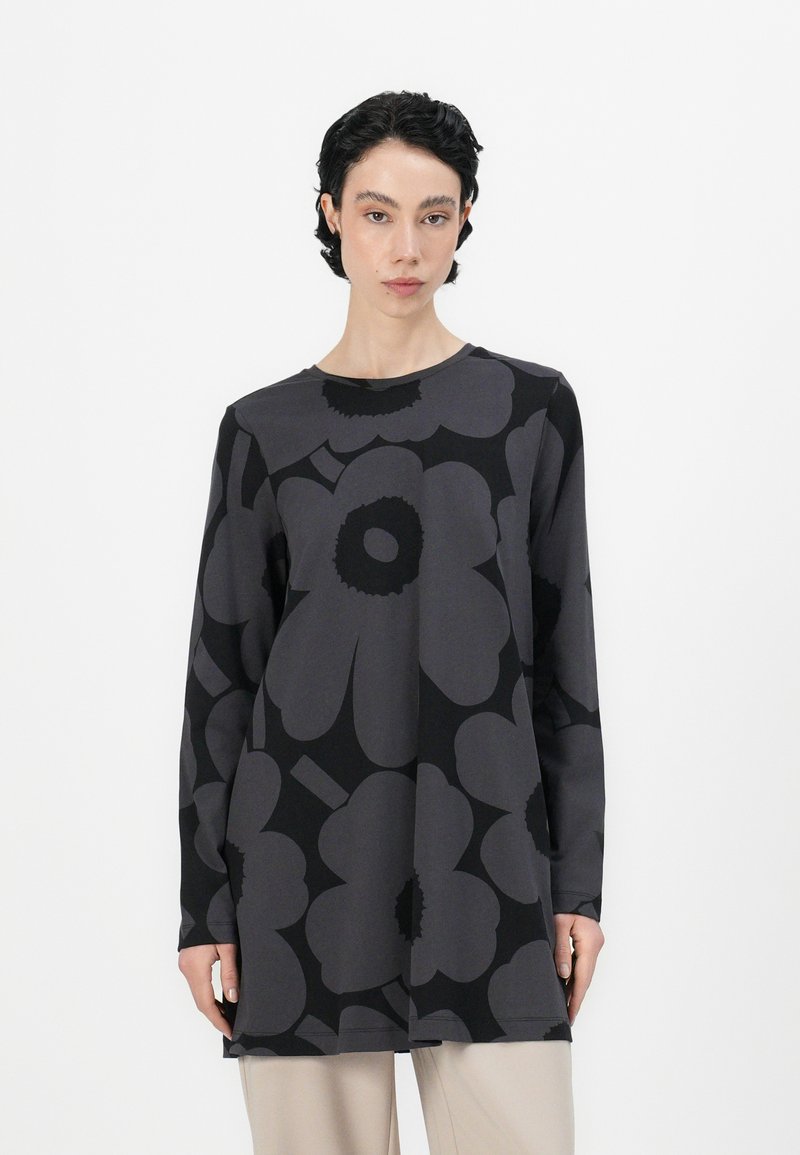 Top a maniche lunghe grigio scuro con un ampio motivo floreale nero. Collo rotondo, vestibilità rilassata e tessuto morbido dalla texture liscia.