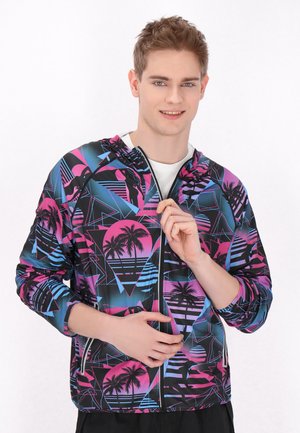 Hooded jack gemaakt van lichtgewicht stof met een levendige geometrische en tropische print in roze, blauw en zwart, met een voorkant zip.