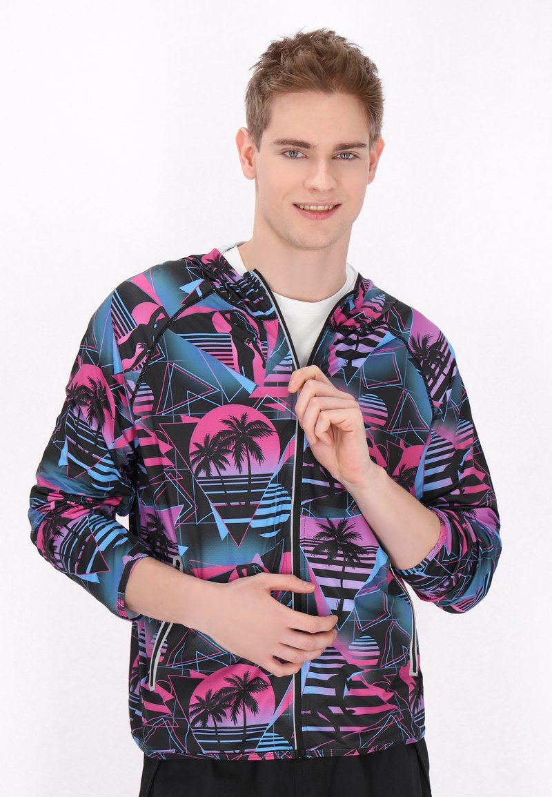 Jachetă cu glugă dintr-un material ușor, prezentând un imprimeu geometric și tropical vibrant în nuanțe de roz, albastru și negru, cu un fermoar frontal.