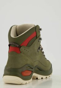 Zielone buty trekkingowe z czerwonym akcentem tekstylnym, charakteryzujące się fakturowaną cholewką, wyraźnym systemem sznurowania oraz amortyzowaną podeszwą dla wsparcia.