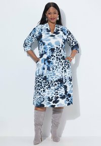Das Kleid zeichnet sich durch ein blau-schwarz Leopardenmuster aus, besteht aus glattem Stoff und hat einen V-Ausschnitt, Dreiviertelärmel sowie seitliche Taschen.