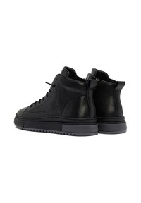 Scarpe alte nere in pelle con finitura testurizzata, punta arrotondata, lacci frontali e suola in gomma resistente con battistrada strutturato.
