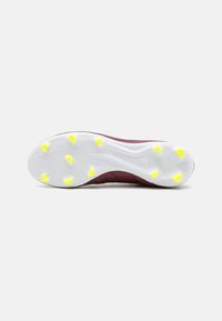 Suola di scarpa sportive multicolore con parte superiore bordeaux, base bianca testurizzata e punti di trazione gialli per una presa migliorata.