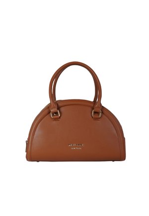 Borsa a mano in pelle marrone con silhouette curva, doppi manici e dettagli in metallo color oro. Presenta un logo al centro sul davanti. Chiusura con cerniera.