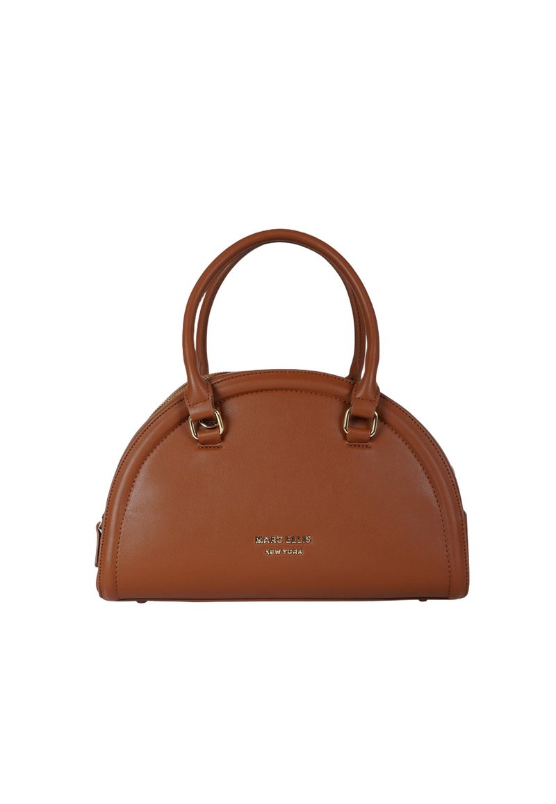 Borsa a mano in pelle marrone con silhouette curva, doppi manici e dettagli in metallo color oro. Presenta un logo al centro sul davanti. Chiusura con cerniera.