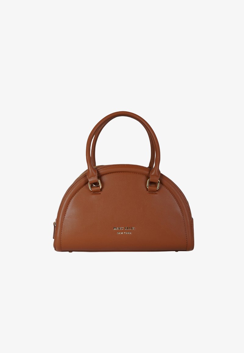 Borsa a mano in pelle marrone con silhouette curva, doppi manici e dettagli in metallo color oro. Presenta un logo al centro sul davanti. Chiusura con cerniera.