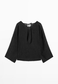 Sort tekstureret bluse med lange, vide ærmer og en nøglehulslukning bagpå, bundet med tynde snore ved halsudskæringen.