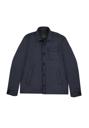 Chaqueta ligera azul marino hecha de un tejido texturizado, con cierre de botones, cuello con puntas y dos bolsillos frontales. Incluye un bolsillo en el pecho izquierdo.