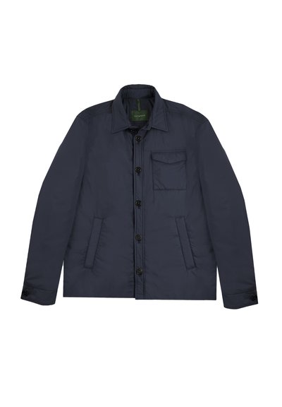 Granatowa, lekka kurtka wykonana z fakturowanej tkaniny, z zapięciem na guziki, spiczastym kołnierzem i dwoma przednimi kieszeniami. W zestawie kieszeń na lewej piersi.