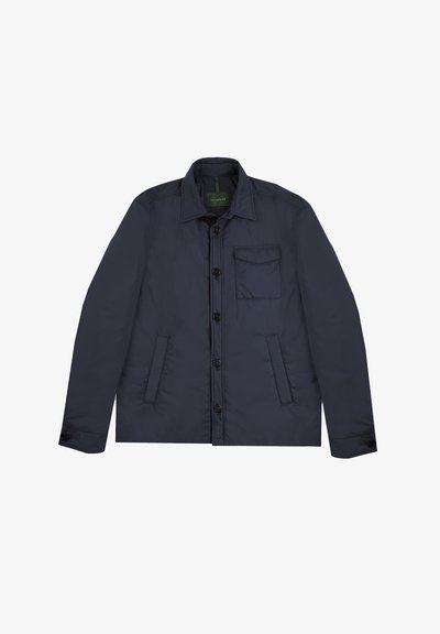 Granatowa, lekka kurtka wykonana z fakturowanej tkaniny, z zapięciem na guziki, spiczastym kołnierzem i dwoma przednimi kieszeniami. W zestawie kieszeń na lewej piersi.