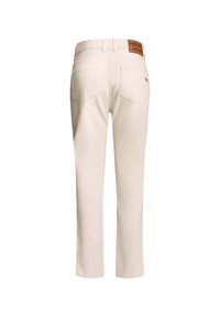 Pantaloni in denim bianco con taglio dritto, dotati di due tasche posteriori e di un'etichetta del marchio in pelle marrone in vita.