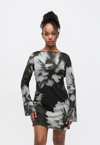 Czarna sukienka z długim rękawem w szary wzór kwiatowy, z dekoltem w łódkę, dopasowanym krojem i miękką, gładką tkaniną.
